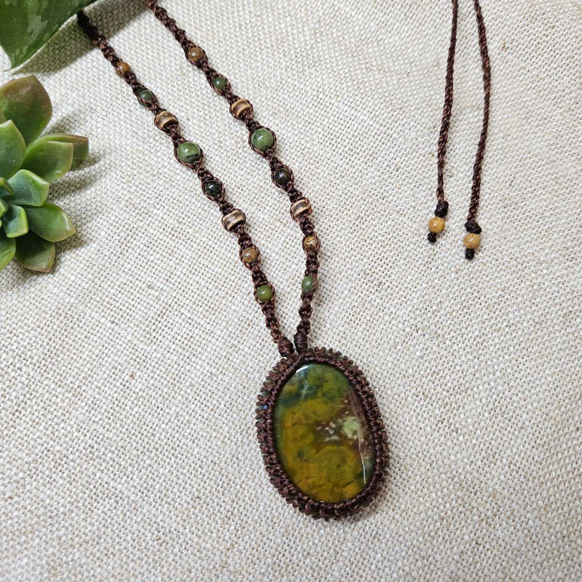 Chrysoprase Macrame Necklace - Mocha