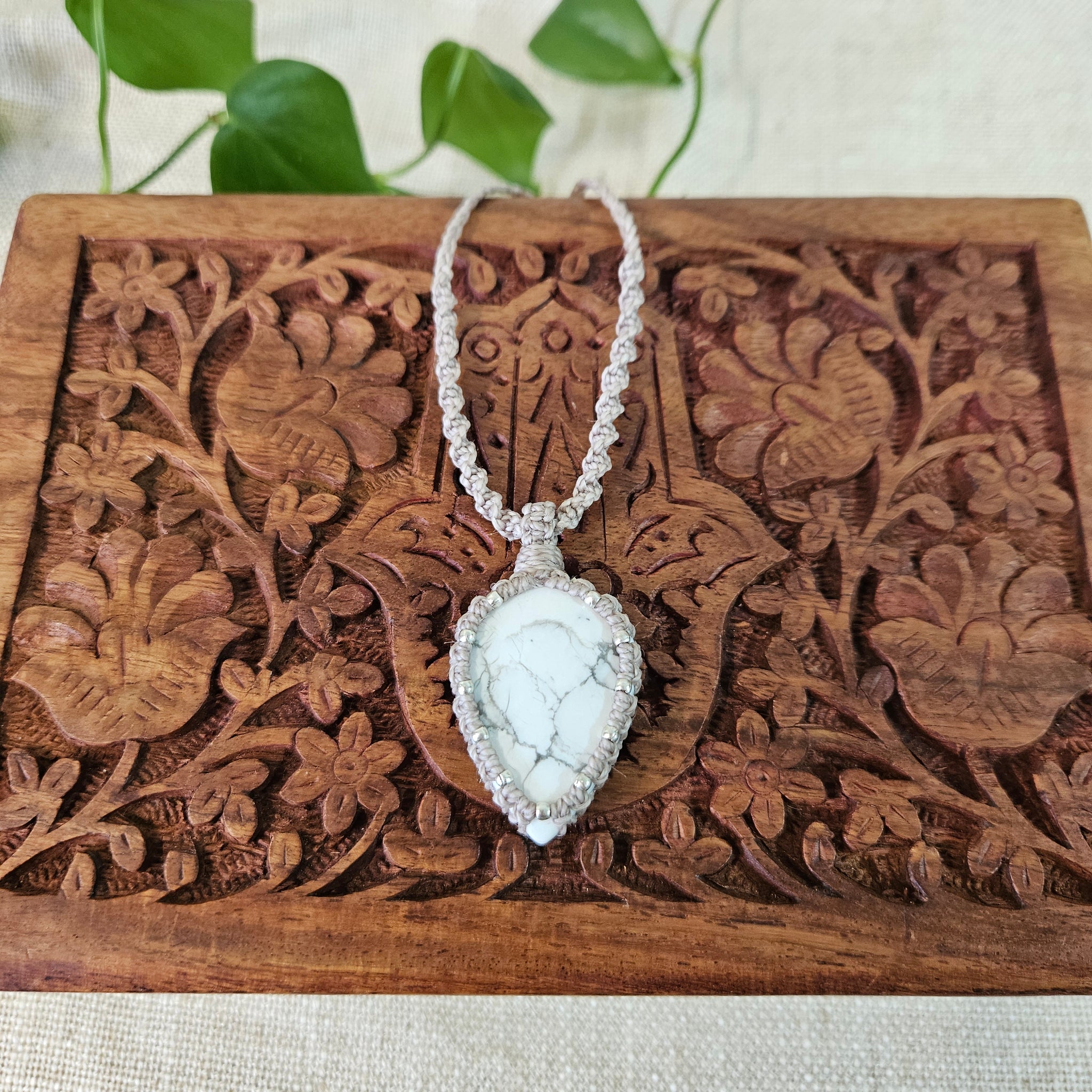 Ivy Teardrop Pendant Necklace - Howlite