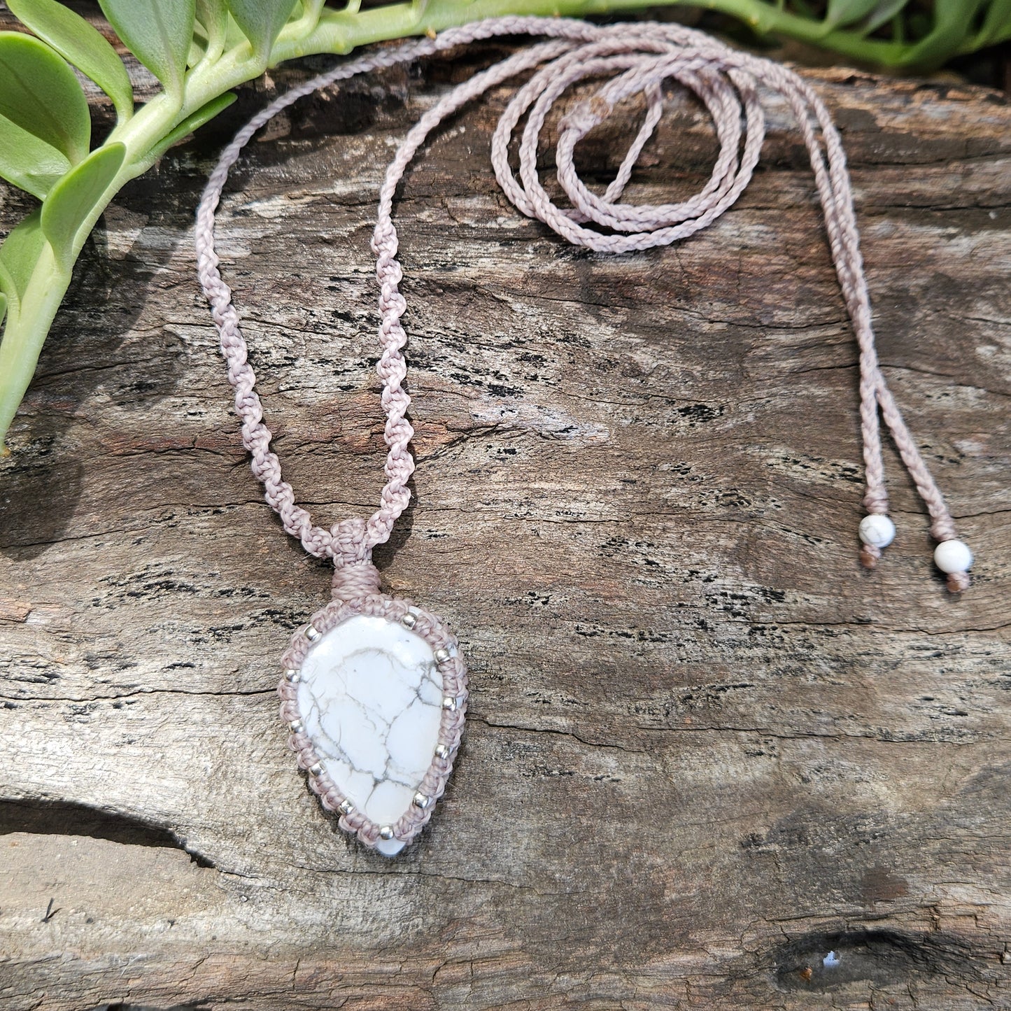Ivy Teardrop Pendant Necklace - Howlite