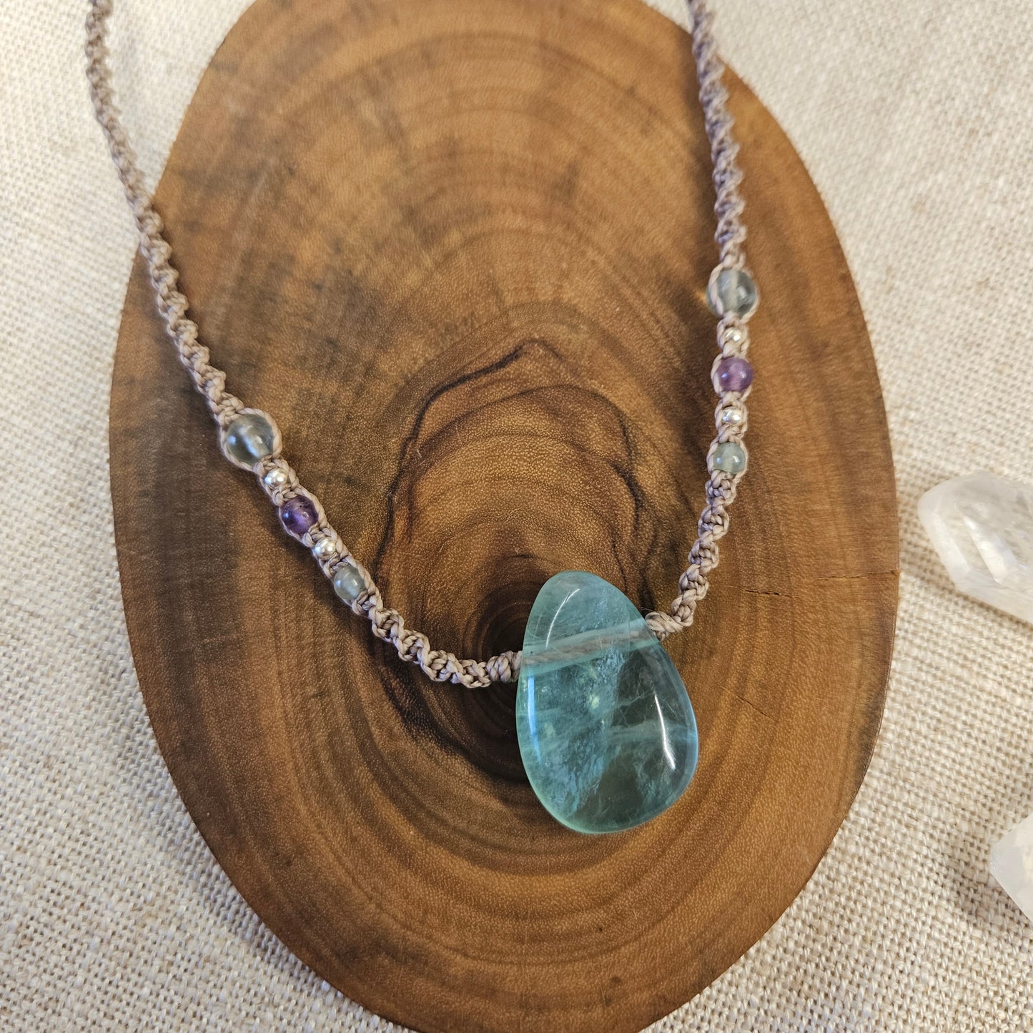 Shoreline macrame necklace - Fluorite