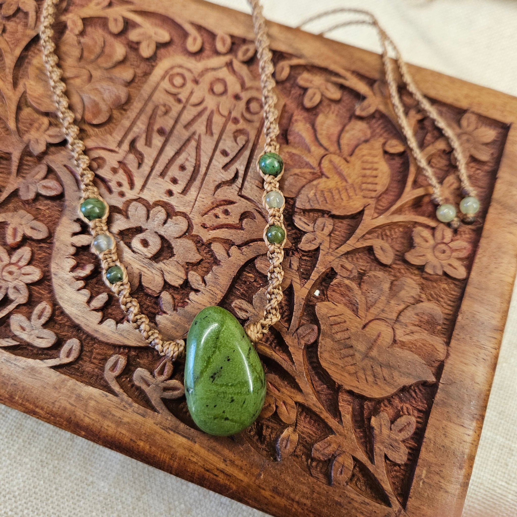 Shoreline macrame necklace - Nephrite Jade